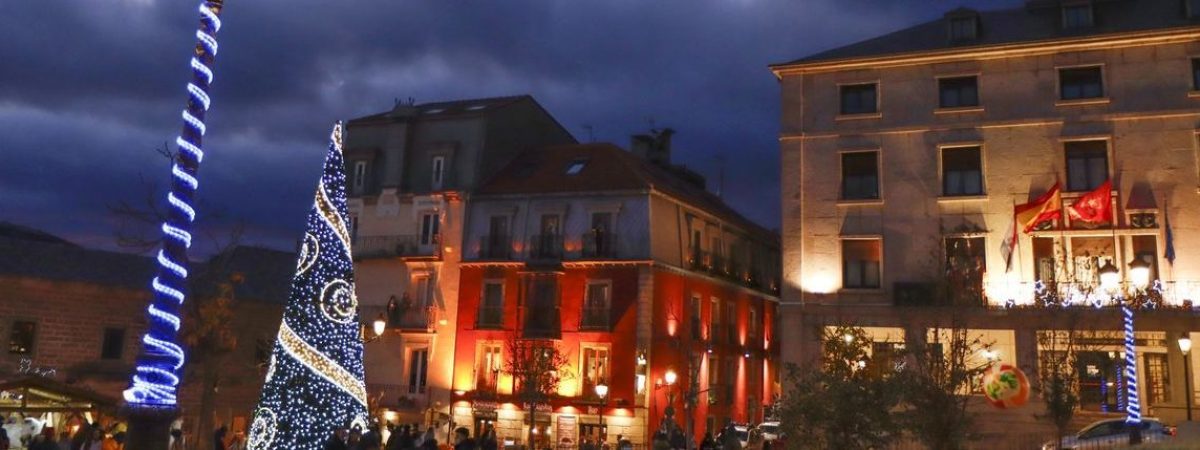Iluminacion-navidena-San-Lorenzo-Escorial_2401569837_30190618_1300x731