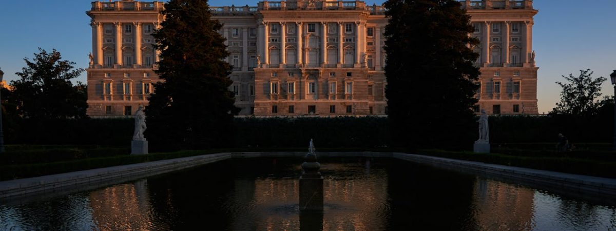 Atardeceres mágicos en los Jardines de Sabatini: Un plan perfecto para una velada romántica