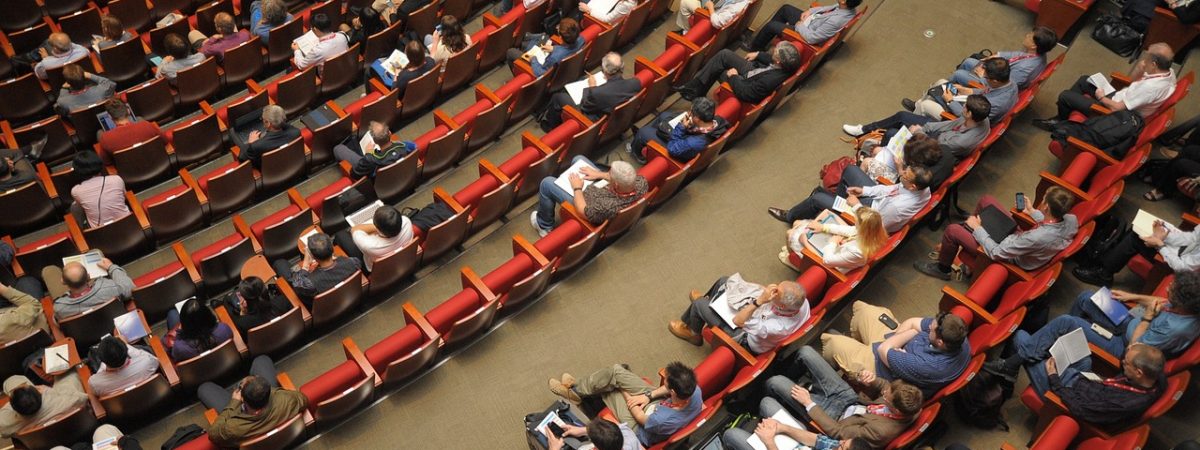 Asiste con estilo y comodidad a los mejores eventos corporativos y de negocios de Madrid
