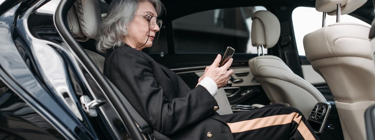 El lujo de la privacidad: Por qué los altos ejecutivos eligen conductores privados