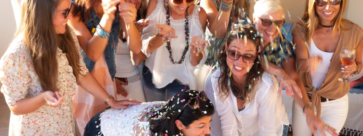 emociones-positivas-risas-nueve-hermosas-mujeres-que-soplan-confeti-fiesta-al-atardecer-brindando-su-amistad-felicidad