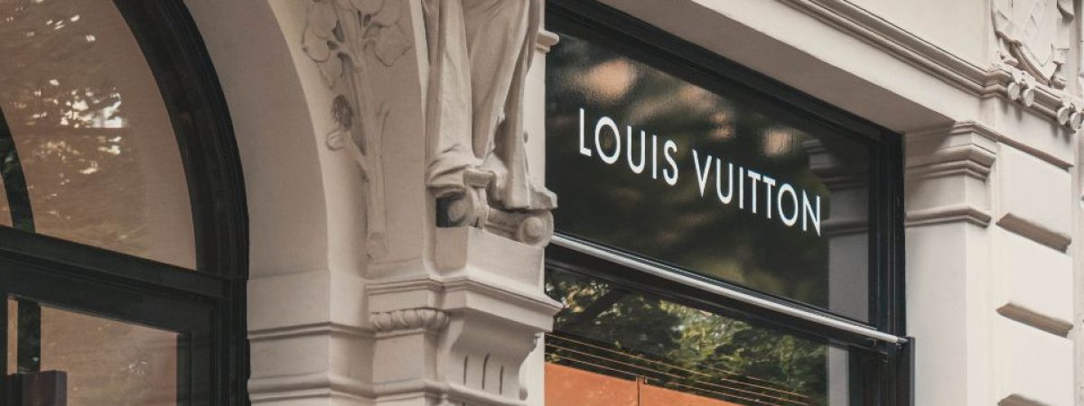 Te llevamos de shopping por Madrid en un vehículo de lujo